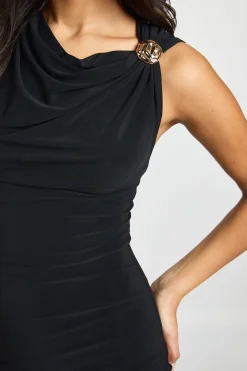 Robe Courte Col Bénitier avec Finitions Dorées