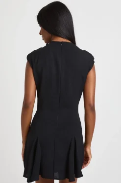 Robe Courte À Col Bénitier Et Ourlet À Godets En Crêpe Martelé