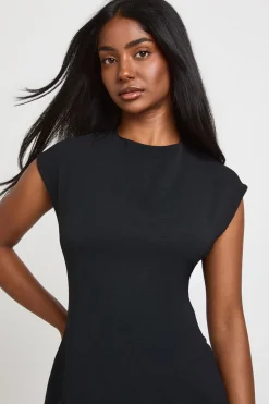 Robe Courte À Col Bénitier Et Ourlet À Godets En Crêpe Martelé