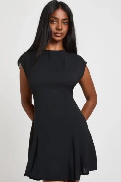Robe Courte À Col Bénitier Et Ourlet À Godets En Crêpe Martelé