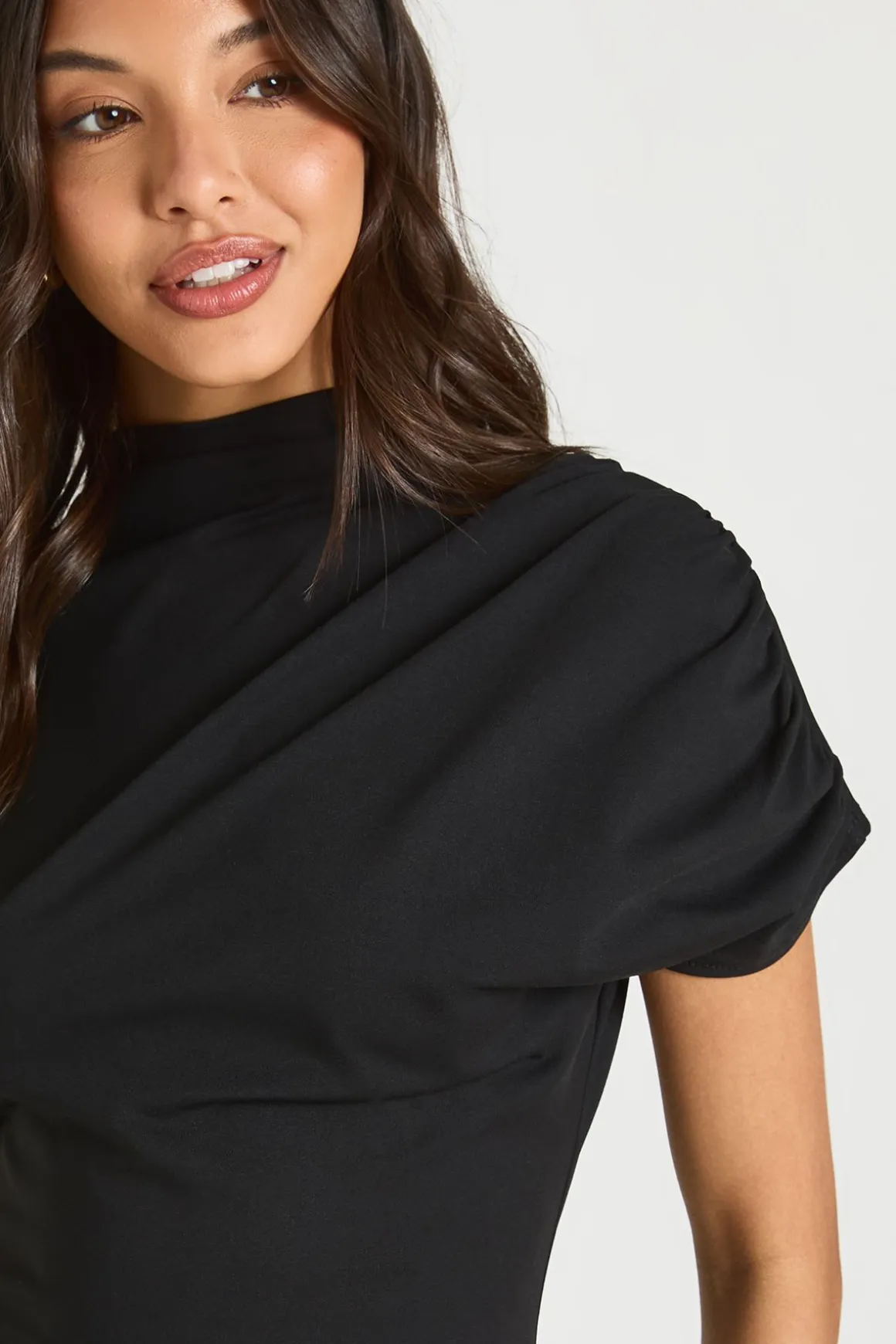 Robe Courte À Col Drapé Intégré Et Taille Cintrée