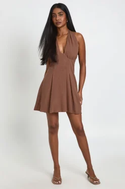 boohoo Robe Courte Col Licou Buste Froncé Effet Lin<Femme Robes Patineuses|Robes