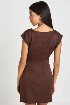 Robe Courte Droite à Col Asymétrique et Côtés Froncés