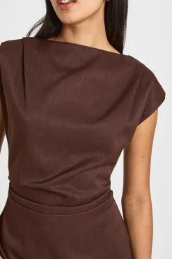 Robe Courte Droite à Col Asymétrique et Côtés Froncés