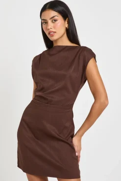 Robe Courte Droite à Col Asymétrique et Côtés Froncés
