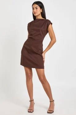 Robe Courte Droite à Col Asymétrique et Côtés Froncés