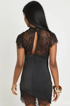Robe Courte À Détail Cape En Dentelle