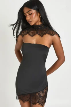 Robe Courte À Détail Cape En Dentelle