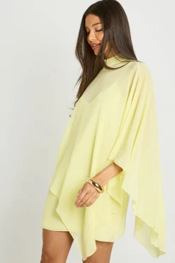 Robe Courte À Détail Cape Flottante