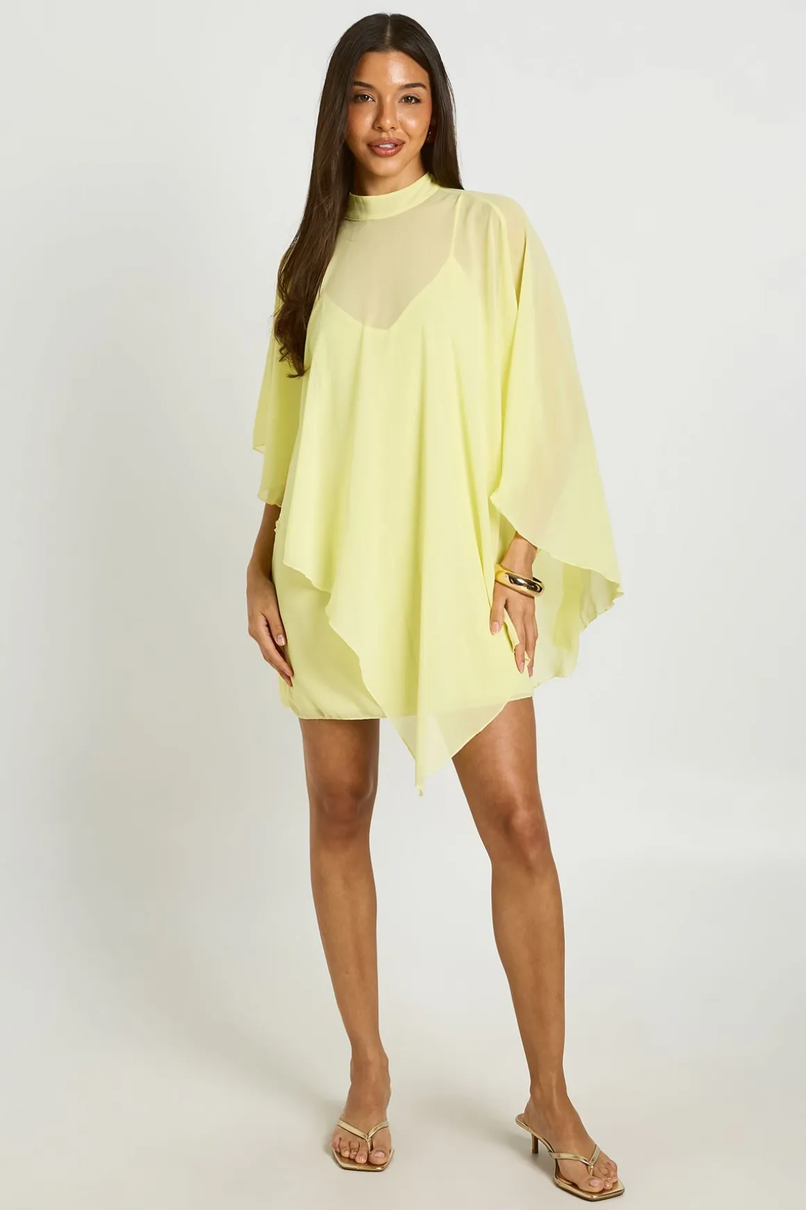 Robe Courte À Détail Cape Flottante