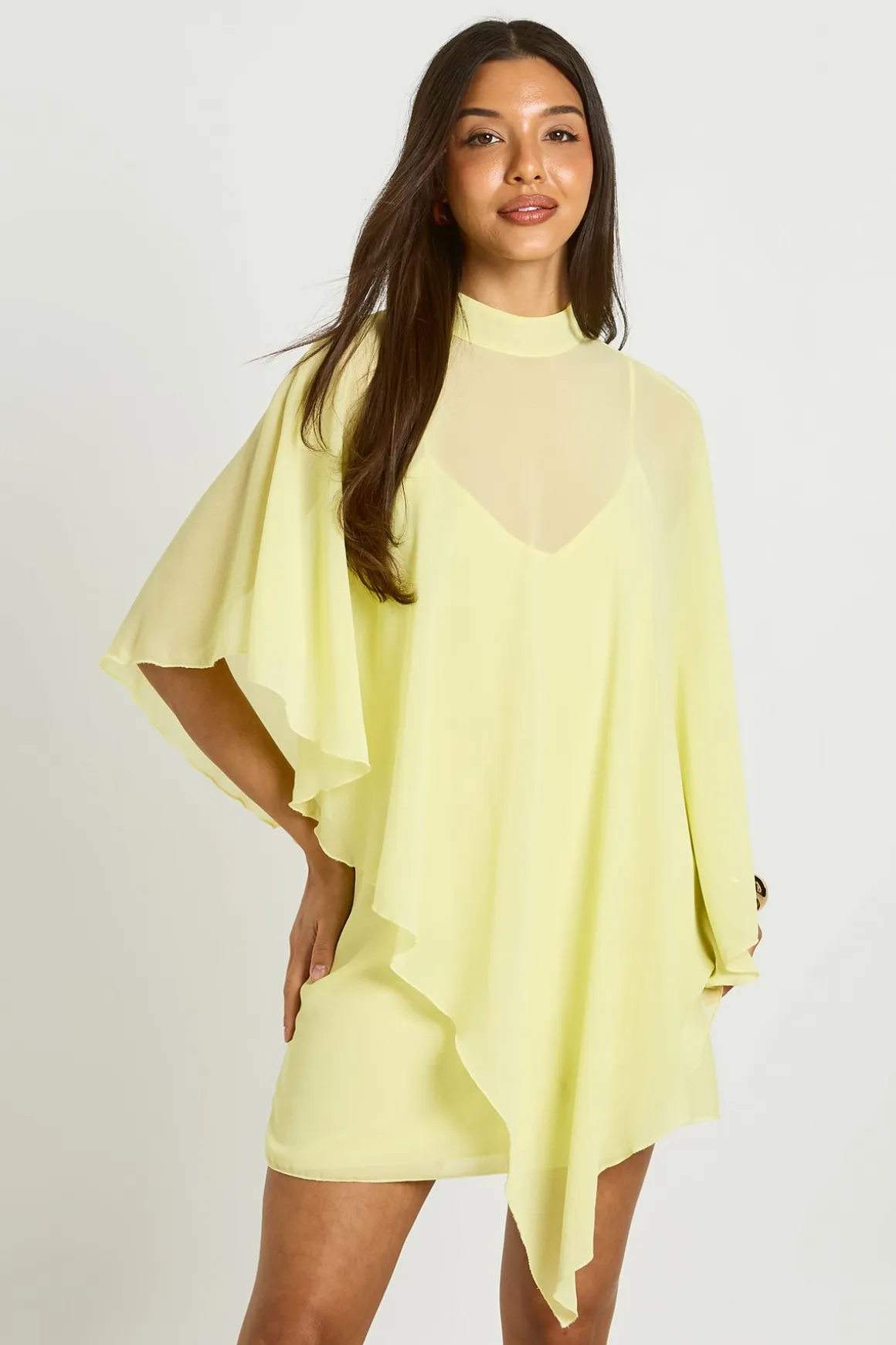 Robe Courte À Détail Cape Flottante