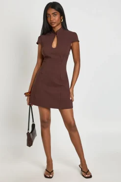 Robe Courte En Bengaline À Col Montant Avec Découpe Goutte D'eau