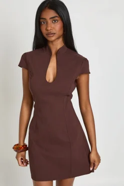 Robe Courte En Bengaline À Col Montant Avec Découpe Goutte D'eau