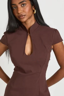 Robe Courte En Bengaline À Col Montant Avec Découpe Goutte D'eau