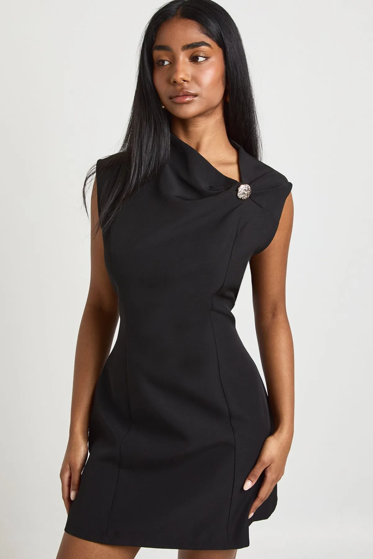 boohoo Robe Courte À Encolure Asymétrique Avec Garniture Dorée<Femme Tailleurs|Robes