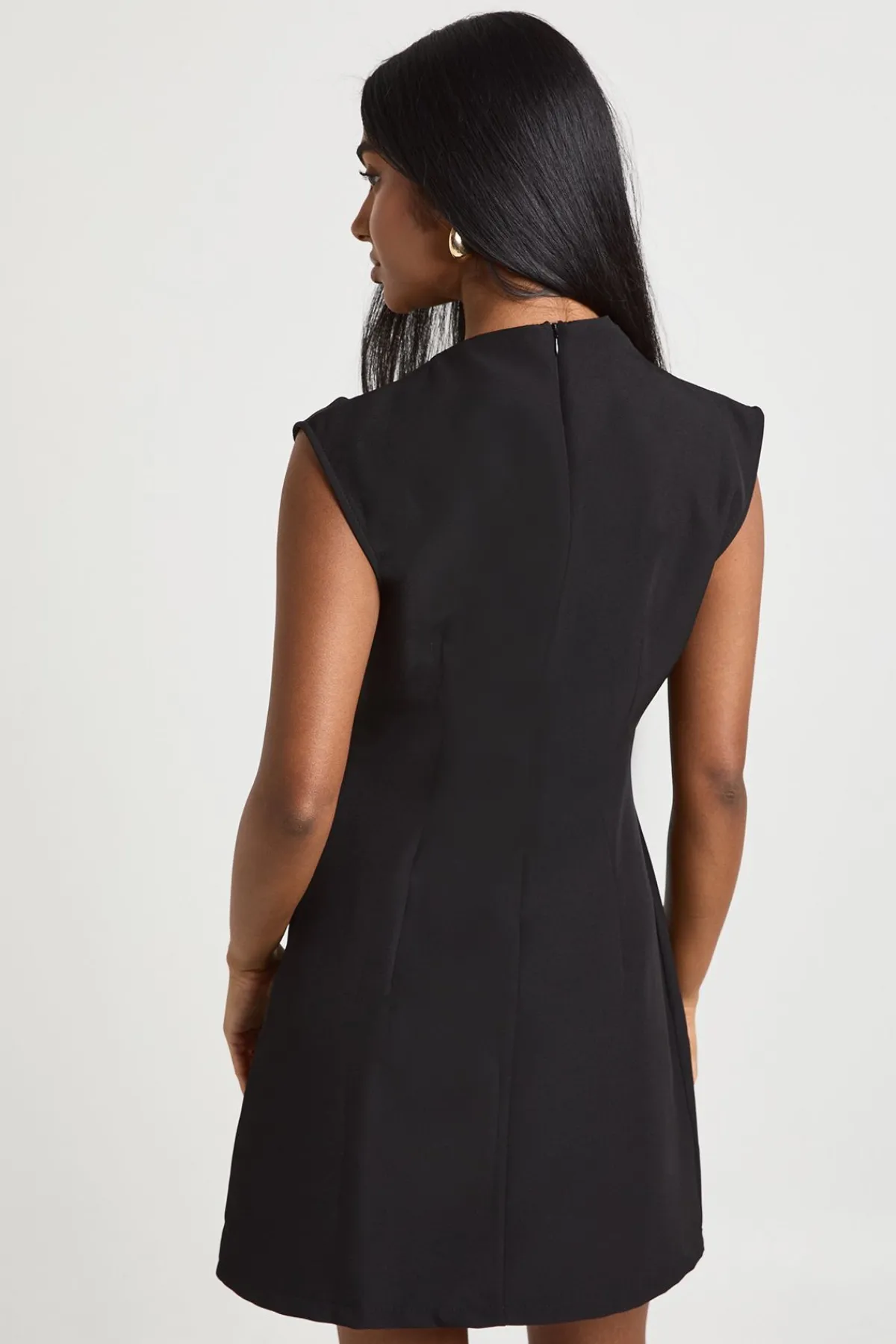 boohoo Robe Courte À Encolure Asymétrique Avec Garniture Dorée<Femme Tailleurs|Robes