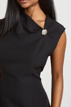 boohoo Robe Courte À Encolure Asymétrique Avec Garniture Dorée<Femme Tailleurs|Robes