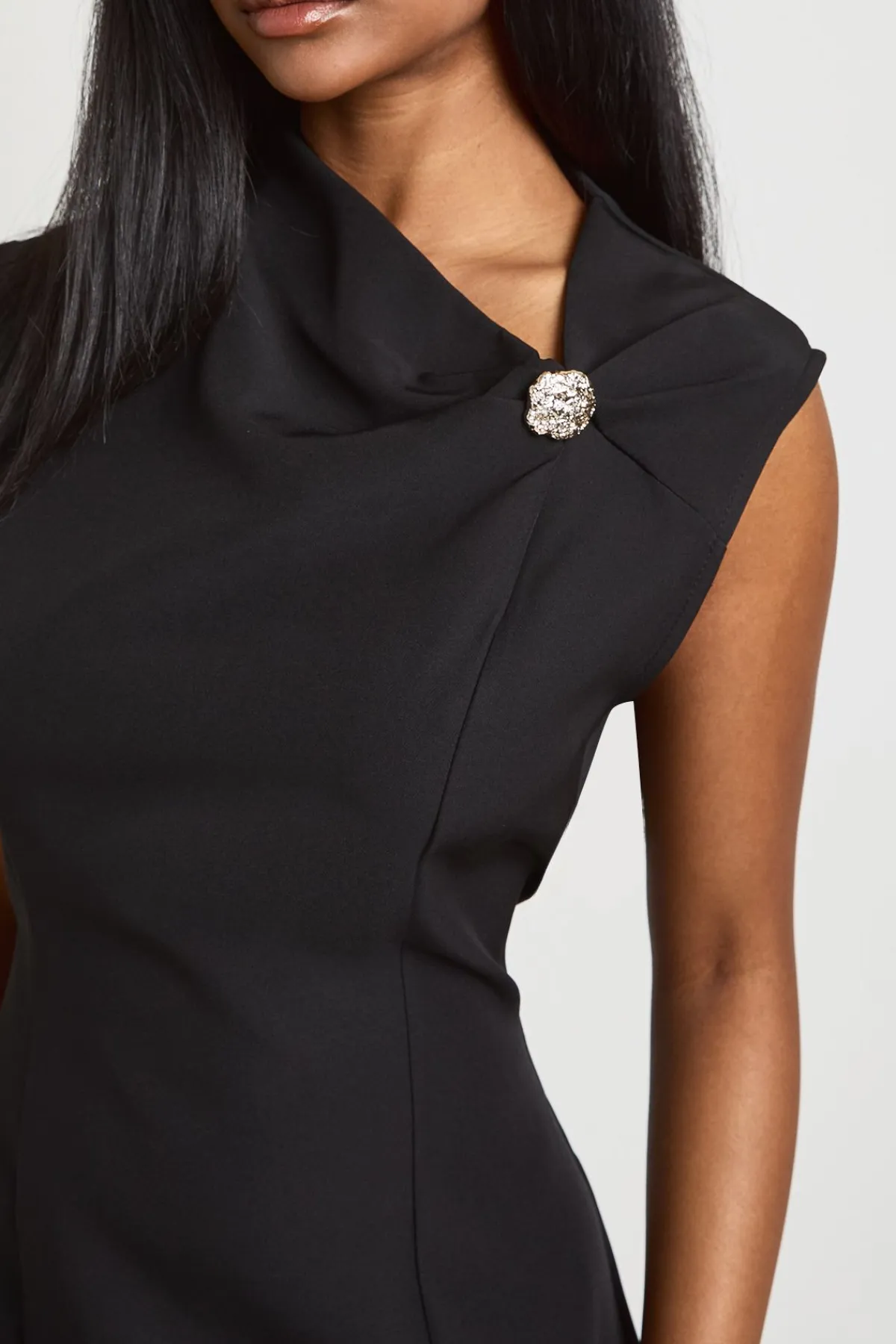 boohoo Robe Courte À Encolure Asymétrique Avec Garniture Dorée<Femme Tailleurs|Robes