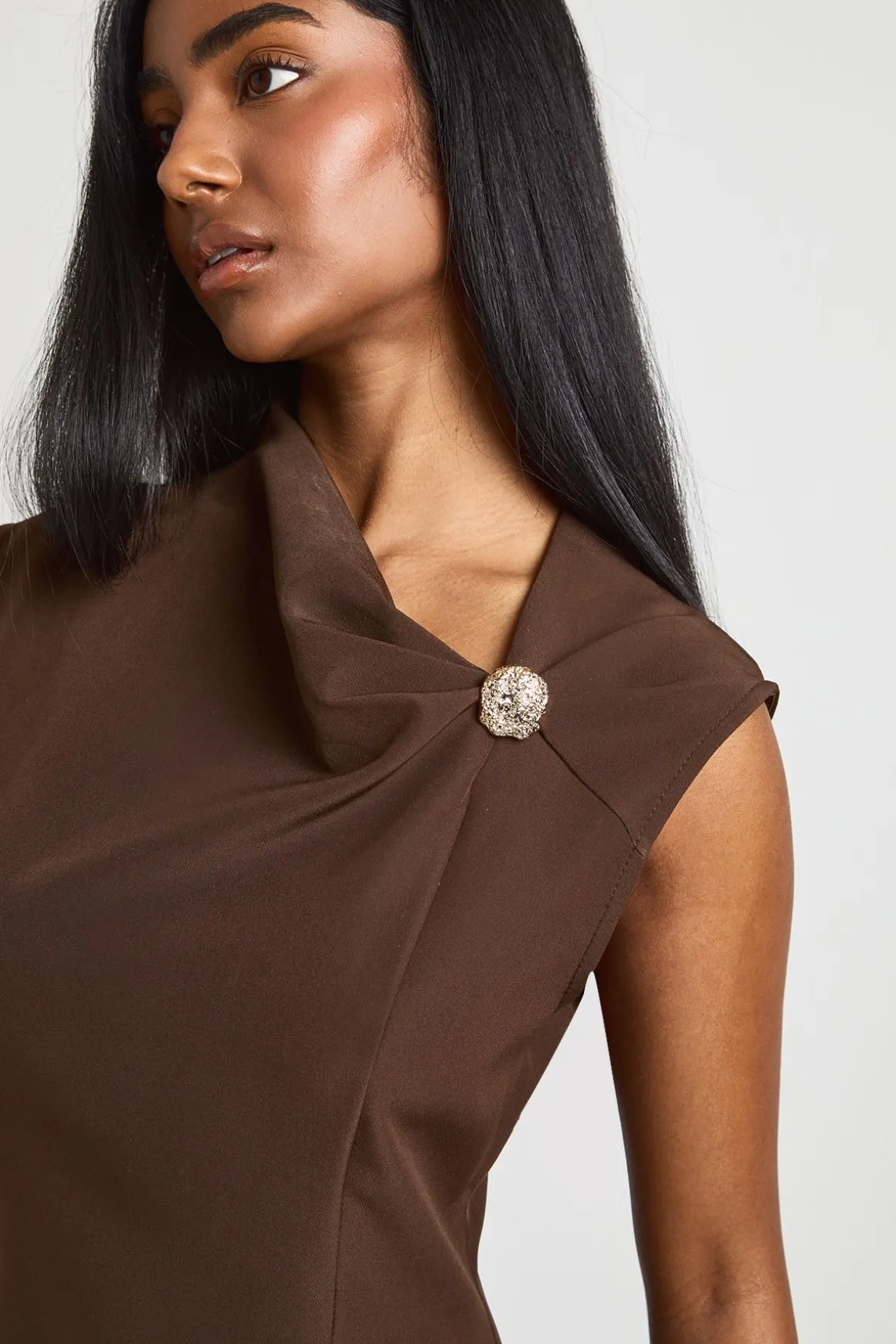 Robe Courte À Encolure Asymétrique Avec Bordure Dorée