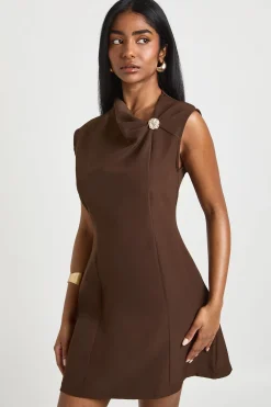 Robe Courte À Encolure Asymétrique Avec Bordure Dorée