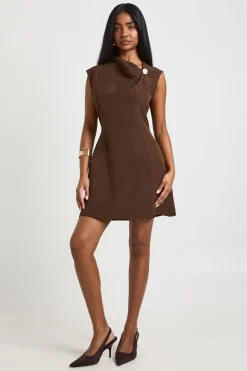 Robe Courte À Encolure Asymétrique Avec Bordure Dorée