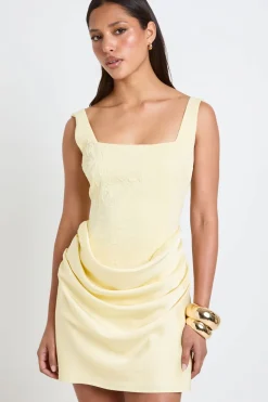 boohoo Robe Courte À Encolure Carrée Avec Détail Jacquard Et Drapé En Satin<Femme Robes Moulantes|Satin Et Dentelle