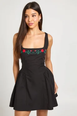 Robe Courte À Encolure Carrée Et Jupe Ample Brodée