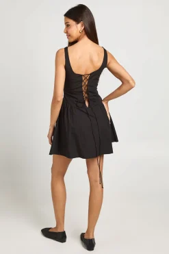 Robe Courte À Encolure Carrée Et Jupe Ample Brodée