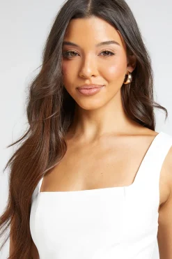 Robe Courte À Encolure Carrée Et Jupe Ample
