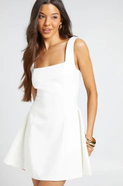 Robe Courte À Encolure Carrée Et Jupe Ample