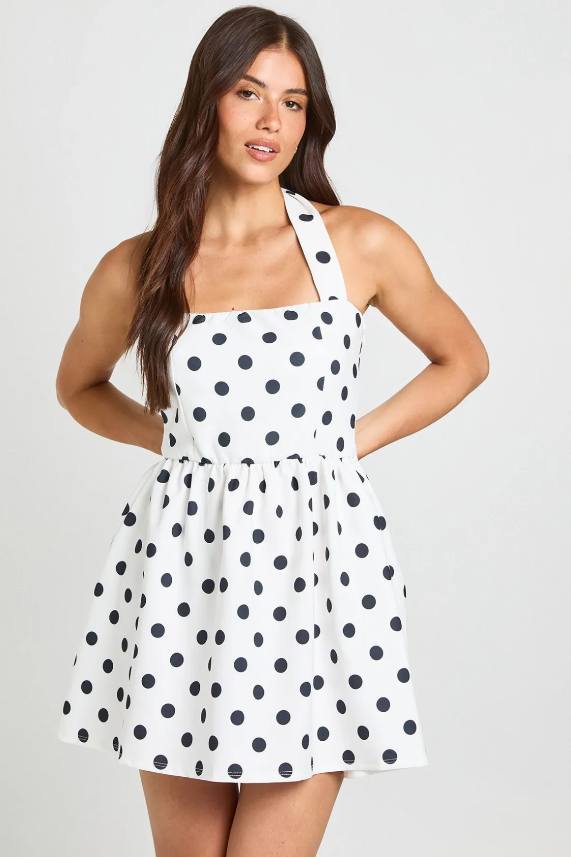 Robe Courte À Encolure Carrée À Pois