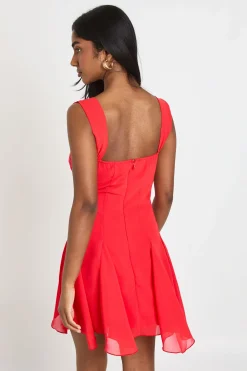 Robe Courte À Encolure Cœur Et Ourlet Godets
