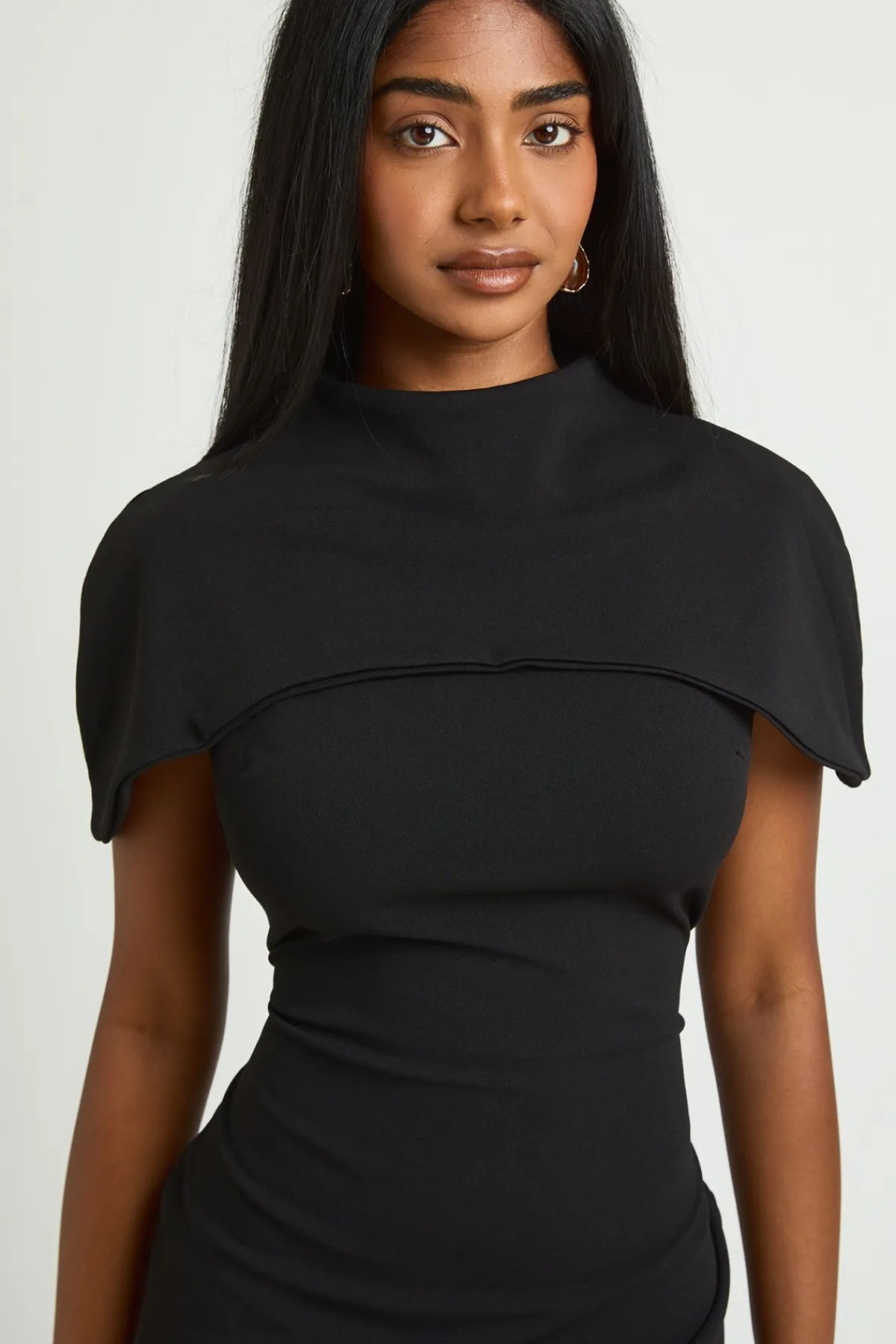 boohoo Robe Courte En Crêpe Jersey Avec Détail Cape<Femme Robes Moulantes|Robes