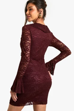 Robe courte en dentelle à manches évasées
