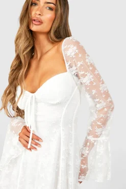 Robe courte en dentelle à manches évasées