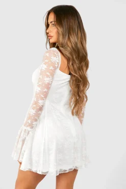 Robe courte en dentelle à manches évasées