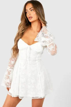 Robe courte en dentelle à manches évasées