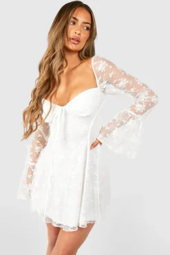 Robe courte en dentelle à manches évasées