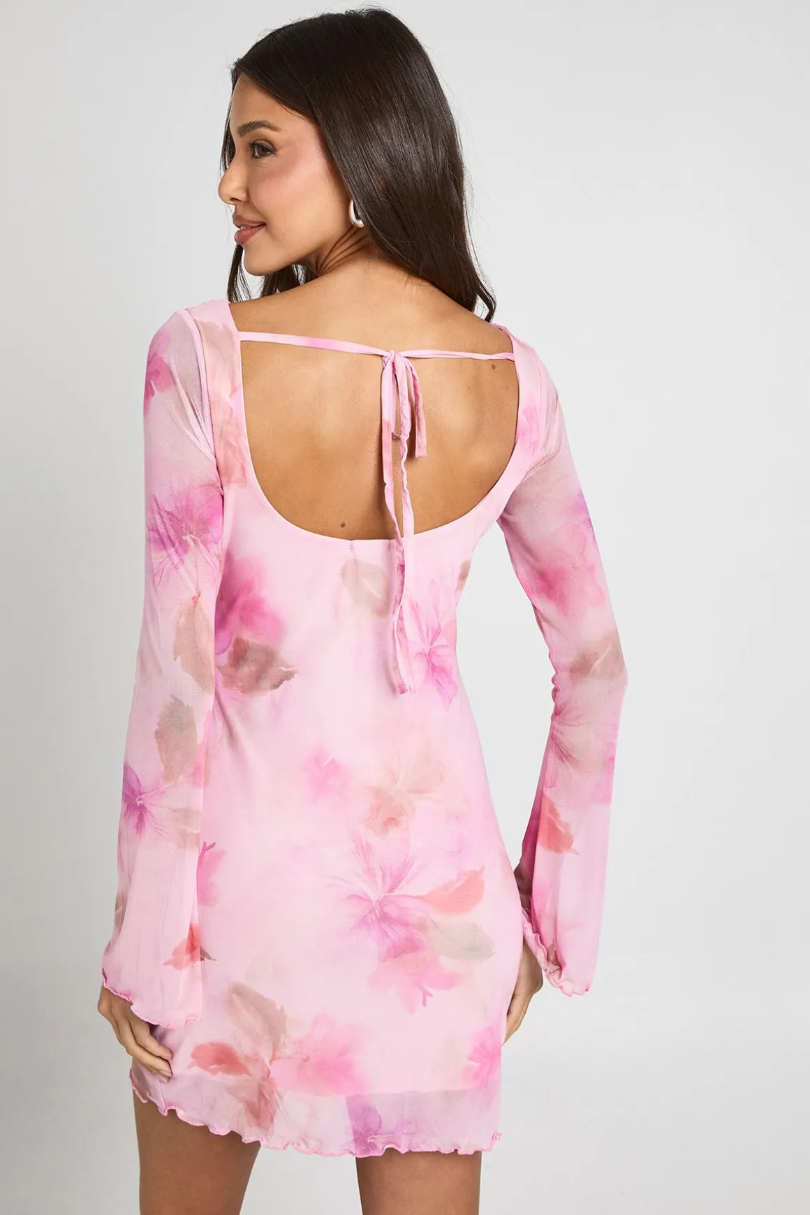 Robe Courte En Mesh Floral À Manches Évasées