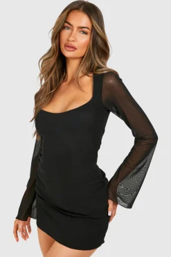Robe courte en mesh à manches évasées