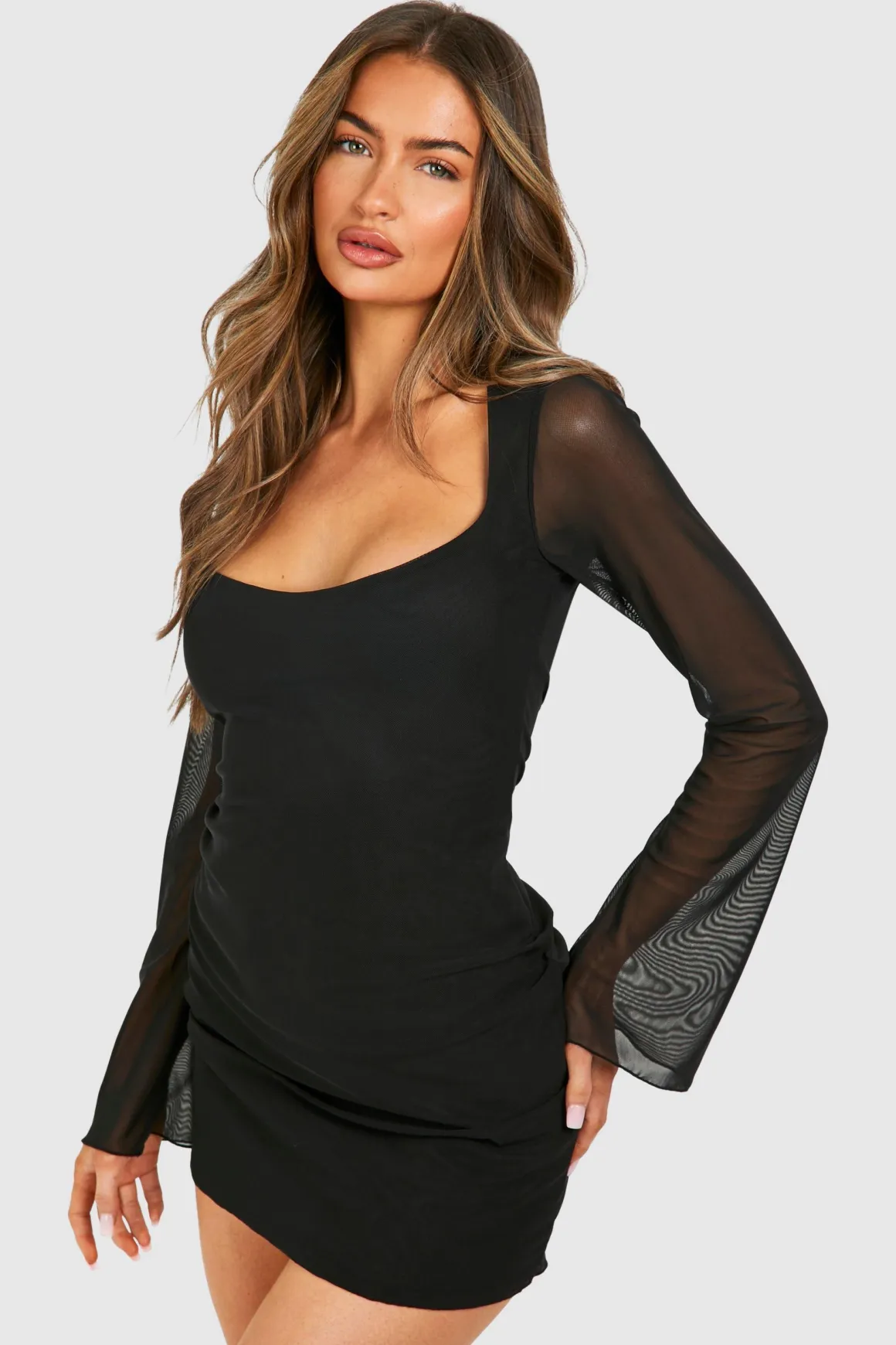 Robe courte en mesh à manches évasées