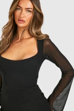 Robe courte en mesh à manches évasées