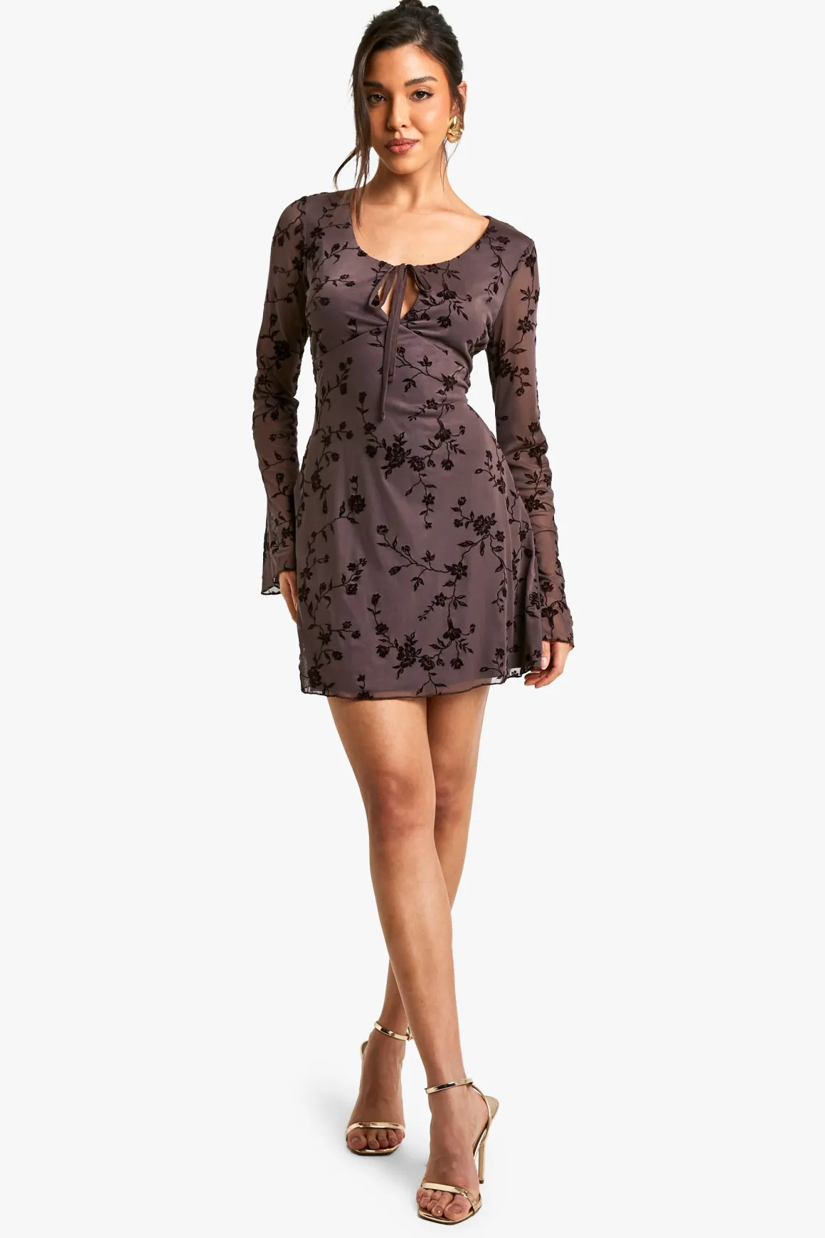 Robe courte en mesh à nouer à l'avant avec manches évasées