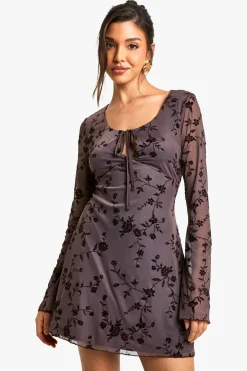 Robe courte en mesh à nouer à l'avant avec manches évasées