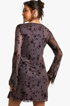 Robe courte en mesh à nouer à l'avant avec manches évasées