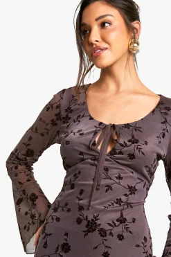 Robe courte en mesh à nouer à l'avant avec manches évasées