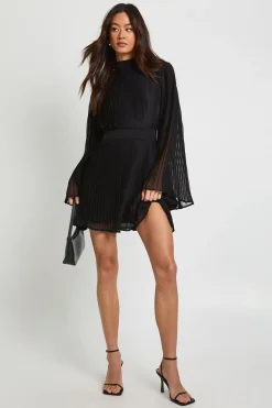 Robe Courte En Mousseline Plissée À Col Montant Et Manches Évasées