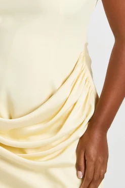 Robe Courte En Satin Drapé Avec Encolure Asymétrique Grande Taille