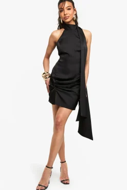 boohoo Robe courte en satin à encolure haute<Femme Robes Moulantes|Satin Et Dentelle