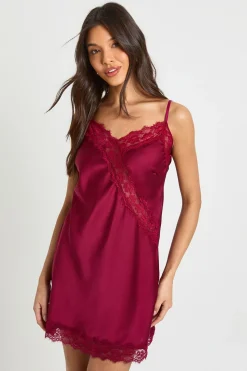 Robe courte en satin et dentelle